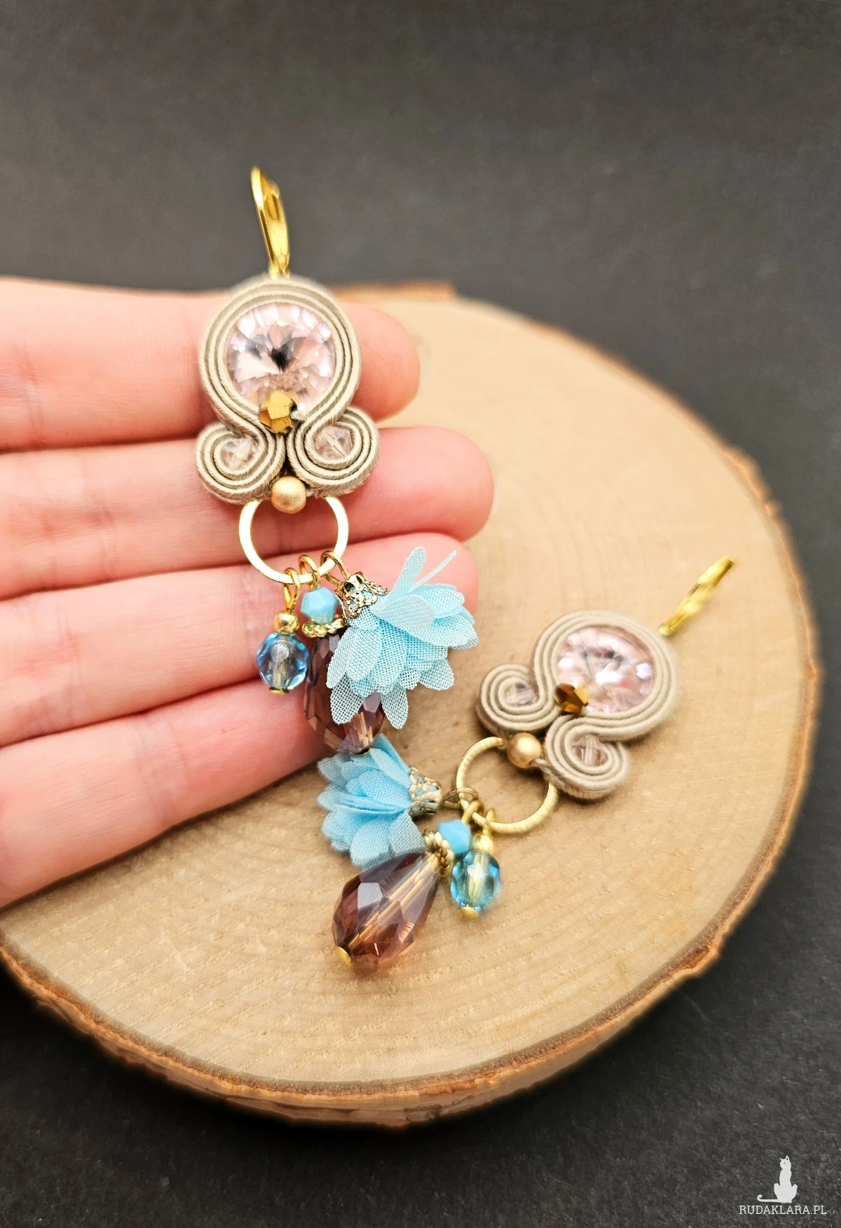 Beżowo kolorowe kolczyki sutasz z kryształkami 9